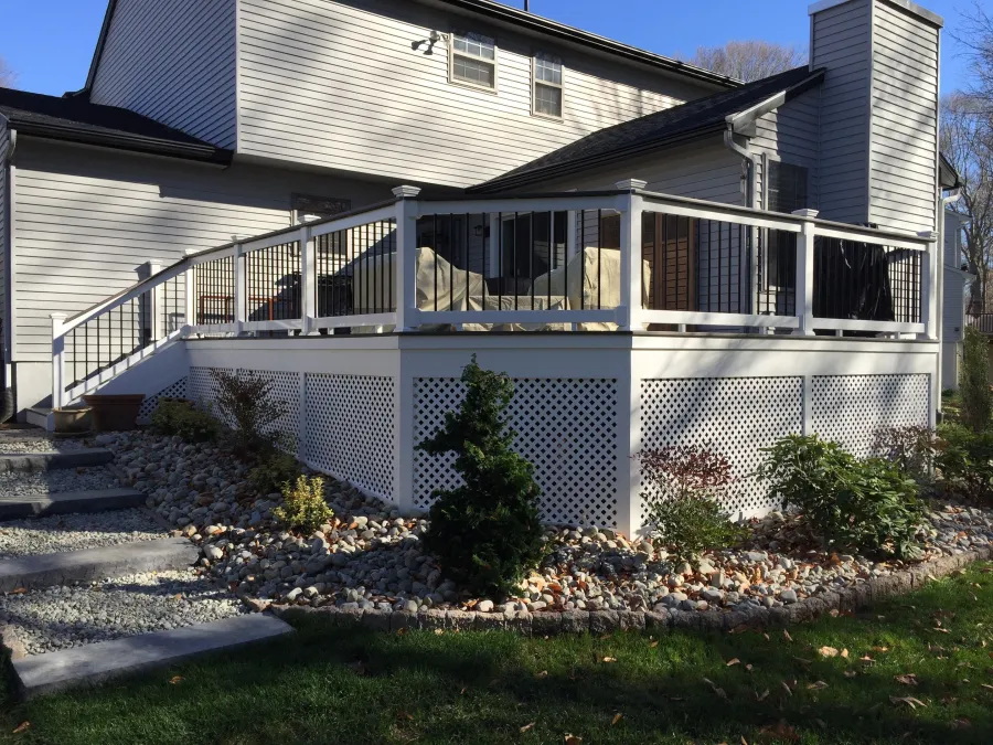 new compsite deck white railing black spindle white lattice1