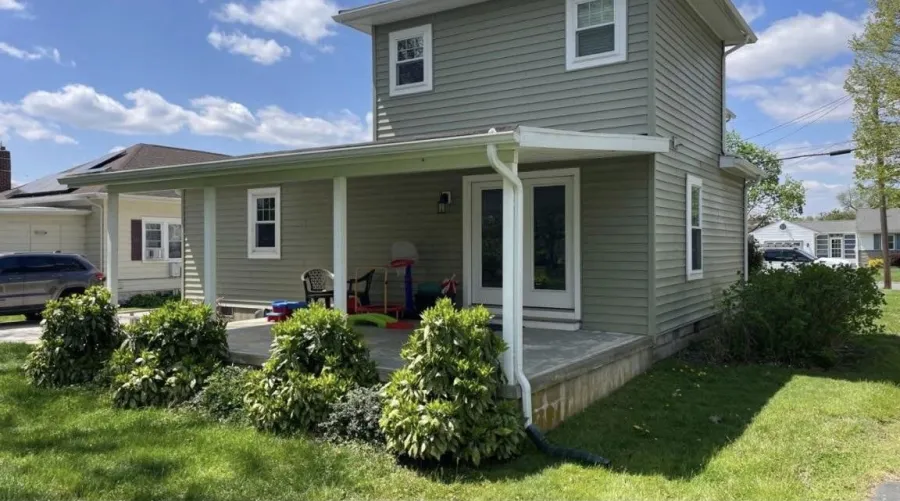 new screened in porch before1