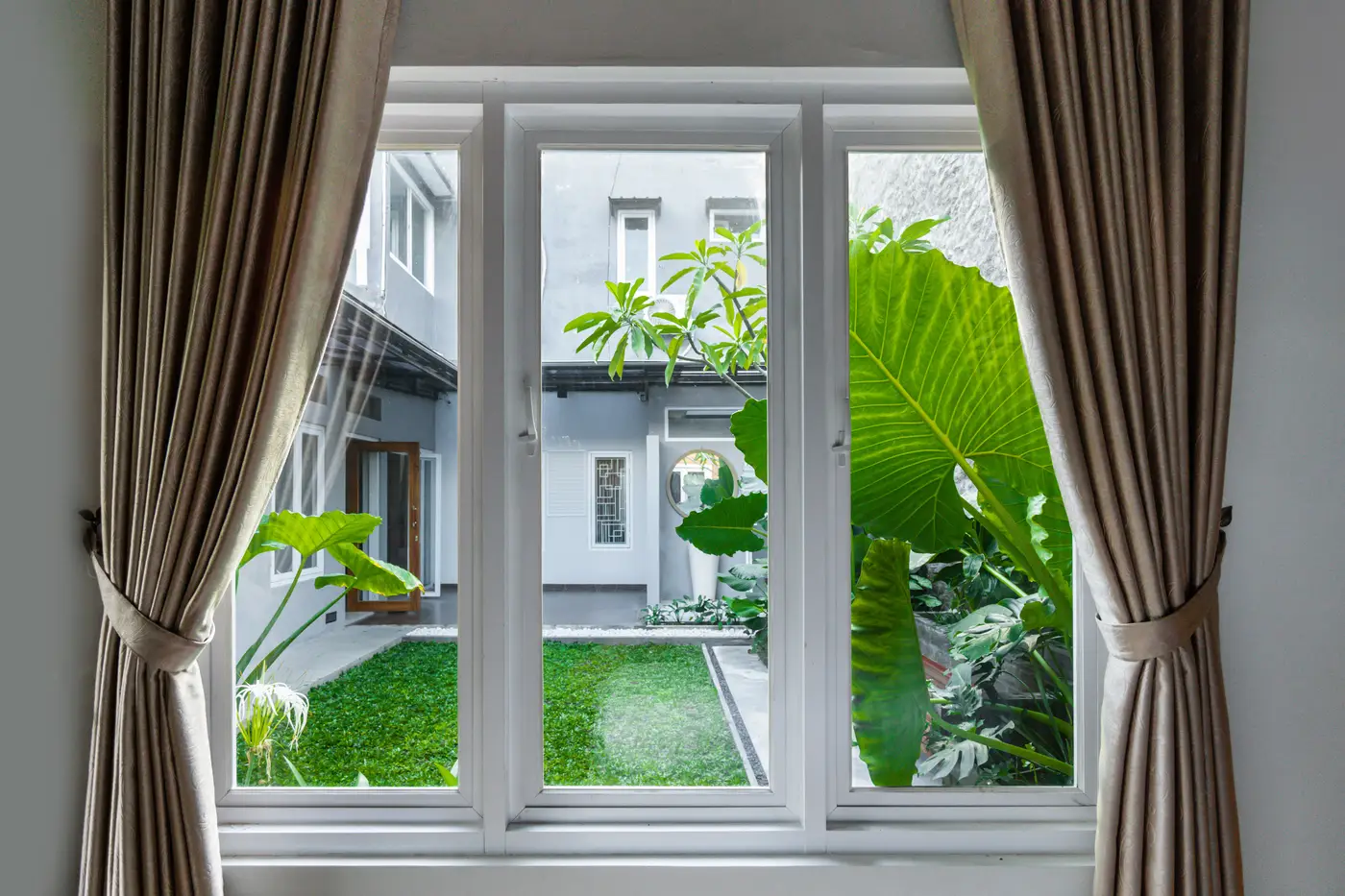 A Mantua area home with professionally replaced residential windows from Ameritech Services